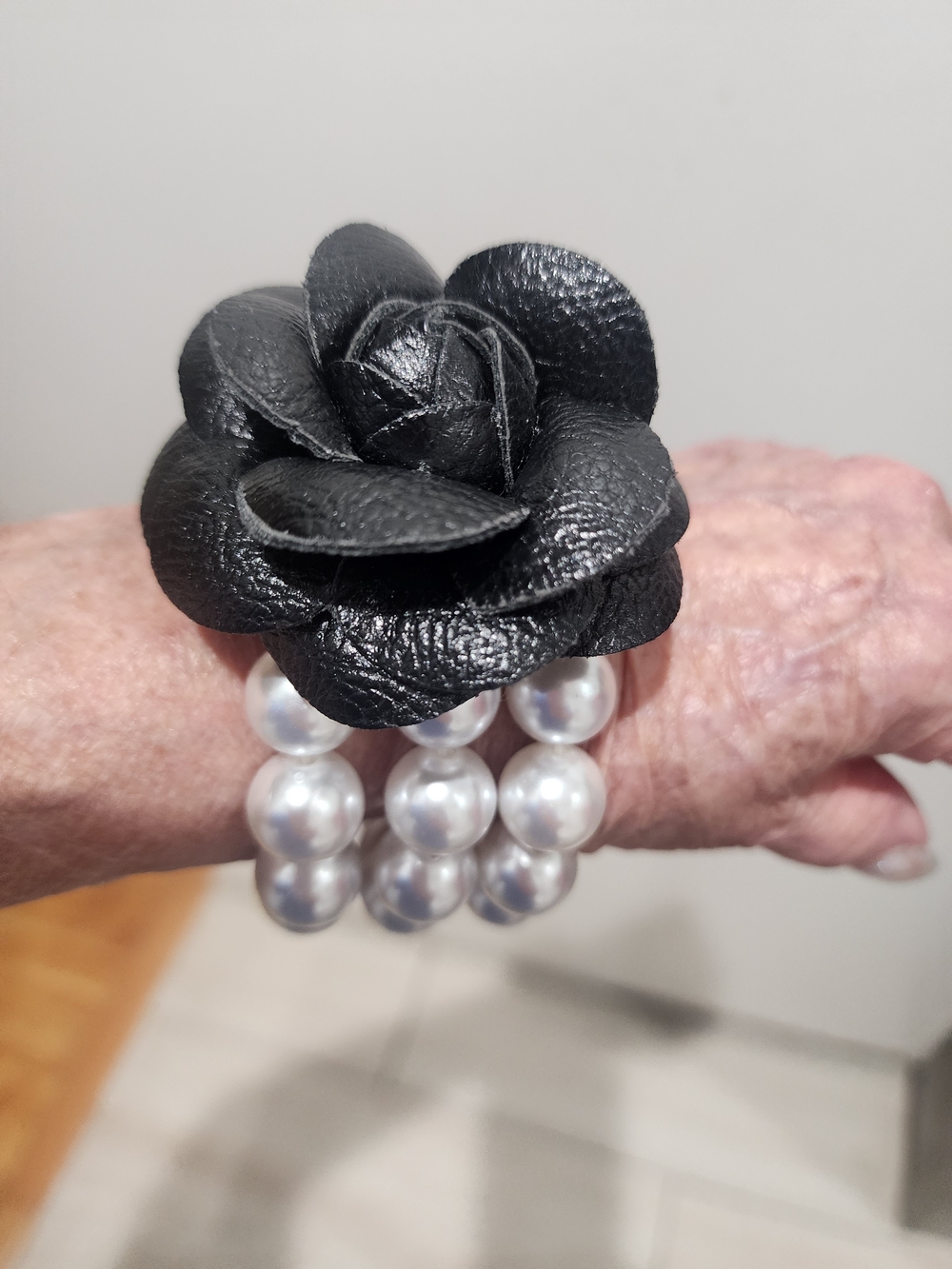 Black Leather Flower Pearl Stretch Bracelet